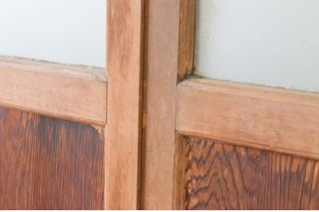 アンティーク建具　上手物!!両面面取り加工　温かみのある木味が魅力のガラス戸2枚セット(引き戸、格子戸、マス目)(R-065510)