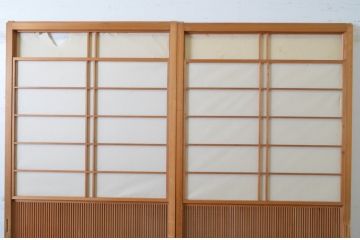 ビンテージ建具　上げ下げできる障子付き　和テイストのお部屋作りにお勧めな格子戸2枚セット(ヴィンテージ、引き戸、障子戸)(R-065513)