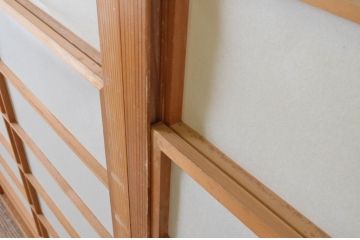 ビンテージ建具　上げ下げできる障子付き　和テイストのお部屋作りにお勧めな格子戸2枚セット(ヴィンテージ、引き戸、障子戸)(R-065513)