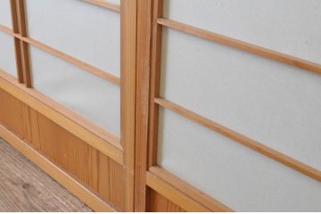 ビンテージ建具　上げ下げできる障子付き　和テイストのお部屋作りにお勧めな格子戸2枚セット(ヴィンテージ、引き戸、障子戸)(R-065513)