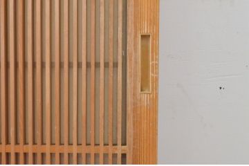ビンテージ建具　上げ下げできる障子付き　和テイストのお部屋作りにお勧めな格子戸2枚セット(ヴィンテージ、引き戸、障子戸)(R-065513)