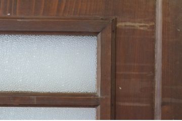 アンティーク建具　1枚板をくり抜いたレトロな雰囲気のガラスドア1枚(ガラス扉、木製ドア、扉)(R-065514)