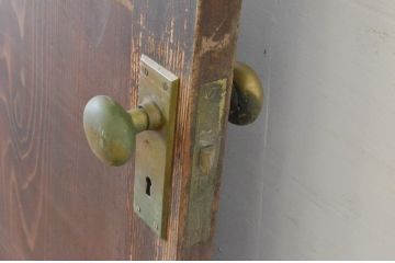 アンティーク建具　1枚板をくり抜いたレトロな雰囲気のガラスドア1枚(ガラス扉、木製ドア、扉)(R-065514)