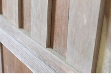 アンティーク建具　無双窓とくぐり戸付き　経年を感じさせる木味が魅力の引き戸1枚(潜戸、潜り戸)(R-065521)