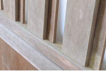 アンティーク建具　無双窓とくぐり戸付き　経年を感じさせる木味が魅力の引き戸1枚(潜戸、潜り戸)(R-065521)