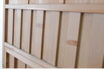 アンティーク建具　無双窓とくぐり戸付き　経年を感じさせる木味が魅力の引き戸1枚(潜戸、潜り戸)(R-065521)