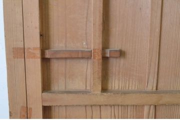 アンティーク建具　無双窓とくぐり戸付き　経年を感じさせる木味が魅力の引き戸1枚(潜戸、潜り戸)(R-065521)