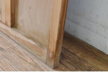 アンティーク建具　無双窓とくぐり戸付き　経年を感じさせる木味が魅力の引き戸1枚(潜戸、潜り戸)(R-065521)