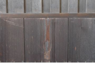アンティーク建具　経年を感じる木肌が味わい深い無双付きの雨戸1枚(引き戸、板戸)(R-065522)