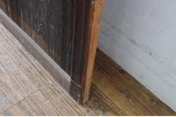 アンティーク建具　経年を感じる木肌が味わい深い無双付きの雨戸1枚(引き戸、板戸)(R-065522)