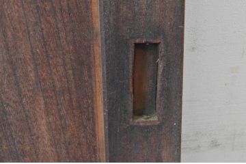 アンティーク建具　総欅(ケヤキ)材　温かみのある木が味わい深いシンプルな引き戸2枚セット(板戸、窓)(R-065531)