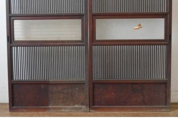 アンティーク建具　上手物　腰板欅(ケヤキ)材　趣のある色合いが魅力の幅狭格子戸2枚セット(引き戸、ガラス戸、ガラス帯戸)(R-065547)