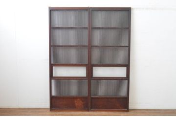 アンティーク建具　腰板欅(ケヤキ)材　時代の流れを感じさせる色合いが魅力の幅狭格子戸2枚セット(引き戸、ガラス帯戸)(R-065557)
