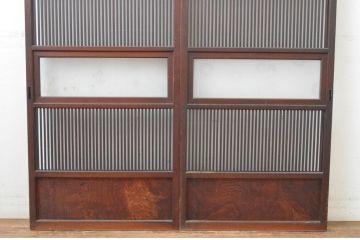 アンティーク建具　腰板欅(ケヤキ)材　時代の流れを感じさせる色合いが魅力の幅狭格子戸2枚セット(引き戸、ガラス帯戸)(R-065557)