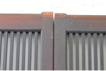 アンティーク建具　腰板欅(ケヤキ)材　時代の流れを感じさせる色合いが魅力の幅狭格子戸2枚セット(引き戸、ガラス帯戸)(R-065557)