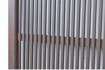 アンティーク建具　腰板欅(ケヤキ)材　時代の流れを感じさせる色合いが魅力の幅狭格子戸2枚セット(引き戸、ガラス帯戸)(R-065557)
