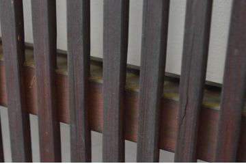 アンティーク建具　腰板欅(ケヤキ)材　時代の流れを感じさせる色合いが魅力の幅狭格子戸2枚セット(引き戸、ガラス帯戸)(R-065557)