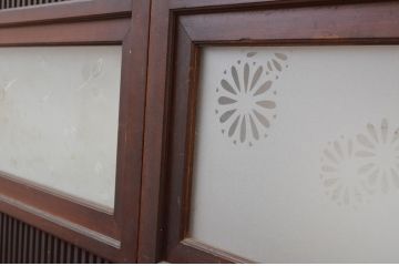 アンティーク建具　腰板欅(ケヤキ)材　時代の流れを感じさせる色合いが魅力の幅狭格子戸2枚セット(引き戸、ガラス帯戸)(R-065557)