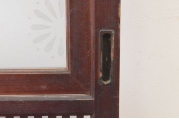アンティーク建具　腰板欅(ケヤキ)材　時代の流れを感じさせる色合いが魅力の幅狭格子戸2枚セット(引き戸、ガラス帯戸)(R-065557)