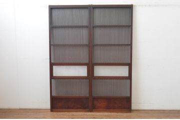 アンティーク建具　腰板欅(ケヤキ)材　時代の流れを感じさせる色合いが魅力の幅狭格子戸2枚セット(引き戸、ガラス帯戸)(R-065557)