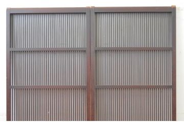 アンティーク建具　腰板欅(ケヤキ)材　時代の流れを感じさせる色合いが魅力の幅狭格子戸2枚セット(引き戸、ガラス帯戸)(R-065557)
