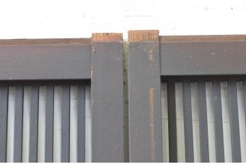 アンティーク建具　腰板欅(ケヤキ)材　時代の流れを感じさせる色合いが魅力の幅狭格子戸2枚セット(引き戸、ガラス帯戸)(R-065557)