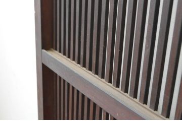 アンティーク建具　腰板欅(ケヤキ)材　時代の流れを感じさせる色合いが魅力の幅狭格子戸2枚セット(引き戸、ガラス帯戸)(R-065557)