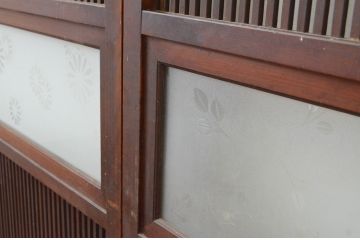 アンティーク建具　腰板欅(ケヤキ)材　時代の流れを感じさせる色合いが魅力の幅狭格子戸2枚セット(引き戸、ガラス帯戸)(R-065557)