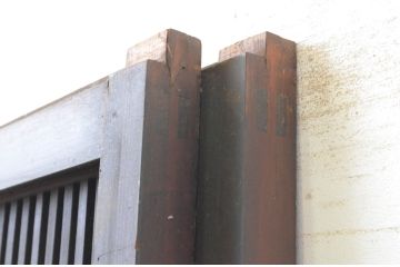 アンティーク建具　腰板欅(ケヤキ)材　時代の流れを感じさせる色合いが魅力の幅狭格子戸2枚セット(引き戸、ガラス帯戸)(R-065557)