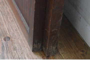 アンティーク建具　腰板欅(ケヤキ)材　時代の流れを感じさせる色合いが魅力の幅狭格子戸2枚セット(引き戸、ガラス帯戸)(R-065557)