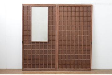 アンティーク建具　鏡付き　どこか懐かしい雰囲気を感じる升目格子戸2枚セット(きつね格子、狐格子、引き戸、マス目、板戸)(R-065558)