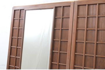 アンティーク建具　鏡付き　どこか懐かしい雰囲気を感じる升目格子戸2枚セット(きつね格子、狐格子、引き戸、マス目、板戸)(R-065558)
