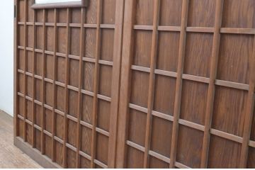 アンティーク建具　鏡付き　どこか懐かしい雰囲気を感じる升目格子戸2枚セット(きつね格子、狐格子、引き戸、マス目、板戸)(R-065558)