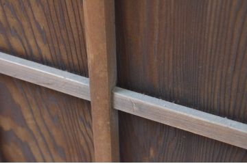 アンティーク建具　鏡付き　どこか懐かしい雰囲気を感じる升目格子戸2枚セット(きつね格子、狐格子、引き戸、マス目、板戸)(R-065558)