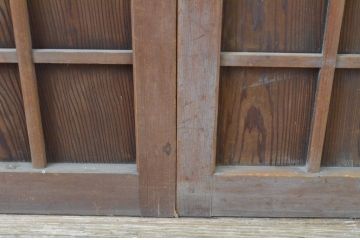 アンティーク建具　鏡付き　どこか懐かしい雰囲気を感じる升目格子戸2枚セット(きつね格子、狐格子、引き戸、マス目、板戸)(R-065558)