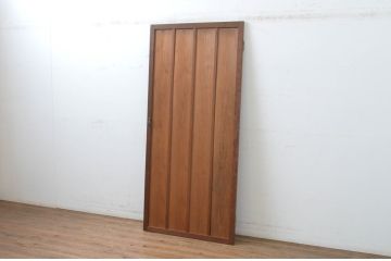 アンティーク建具　インテリアに馴染みやすいシンプルさが魅力の縦桟扉1枚(ドア、木製扉)(R-065560)