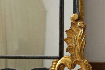 フランスアンティーク　ゴールドとブラックカラーの組み合わせがシックで素敵なウォールミラー(壁掛け鏡)(R-065563)