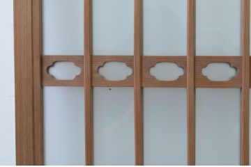 アンティーク建具　上品な透かし彫りがアクセントの幅狭ガラス扉1枚(木製扉、ガラスドア)(R-065565)