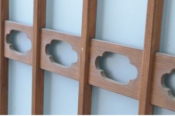 アンティーク建具　上品な透かし彫りがアクセントの幅狭ガラス扉1枚(木製扉、ガラスドア)(R-065566)