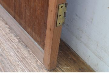 アンティーク建具　高級品!!屋久杉の鶉杢(うずらもく)が堪能できる贅沢な縦桟板戸扉1枚(木製扉、ドア)(R-065567)