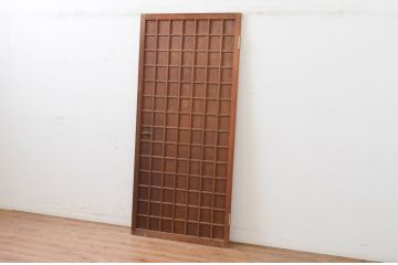 アンティーク建具　升目(マス目)格子から覗く木目が美しい板戸扉1枚(きつね格子、狐格子、木製扉、ドア)(R-065568)