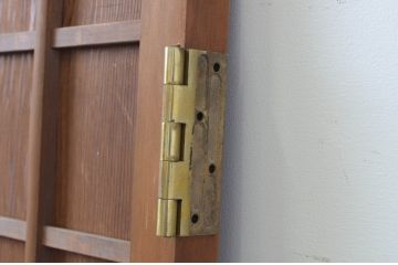 アンティーク建具　升目(マス目)格子から覗く木目が美しい板戸扉1枚(きつね格子、狐格子、木製扉、ドア)(R-065568)
