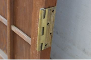 アンティーク建具　升目(マス目)格子から覗く木目が美しい板戸扉1枚(きつね格子、狐格子、木製扉、ドア)(R-065568)