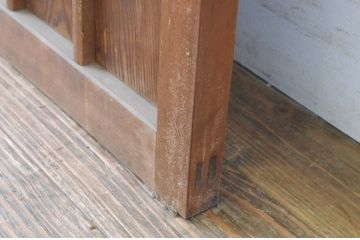 アンティーク建具　升目(マス目)格子から覗く木目が美しい板戸扉1枚(きつね格子、狐格子、木製扉、ドア)(R-065568)