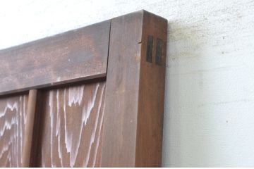 アンティーク建具　升目(マス目)格子から覗く木目が美しい板戸扉1枚(きつね格子、狐格子、木製扉、ドア)(R-065568)