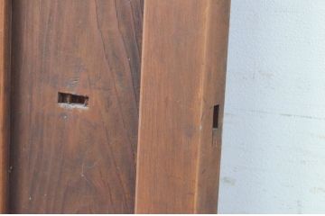 アンティーク建具　升目(マス目)格子から覗く木目が美しい板戸扉1枚(きつね格子、狐格子、木製扉、ドア)(R-065568)