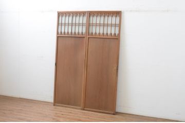 アンティーク建具　透かし彫りがかわいいおしゃれな幅狭板戸2枚セット(ガラス戸、引き戸)(R-065569)