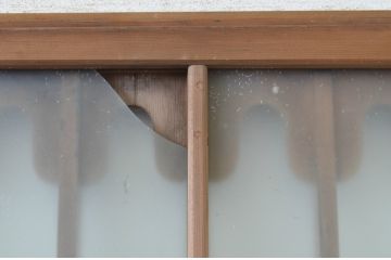 アンティーク建具　透かし彫りがかわいいおしゃれな幅狭板戸2枚セット(ガラス戸、引き戸)(R-065569)