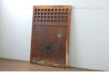 アンティーク建具　欅(ケヤキ)材　重厚な雰囲気のある一枚板の升目(マス目)格子の蔵戸1枚(きつね格子、狐格子、引き戸、玄関戸)(R-065574)