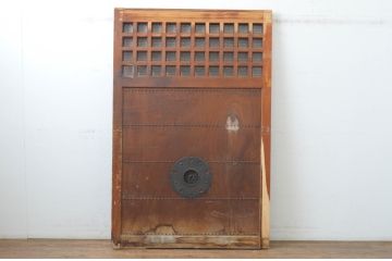 アンティーク建具　欅(ケヤキ)材　重厚な雰囲気のある一枚板の升目(マス目)格子の蔵戸1枚(きつね格子、狐格子、引き戸、玄関戸)(R-065574)